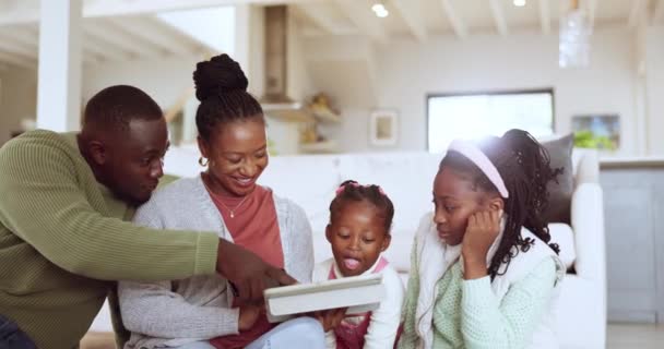 両親はリビングルームで子供と一緒にタブレットでゲームをする ハッピー 愛とアフリカの家族は ソーシャルメディアや自宅でデジタル技術を使用してインターネット上でブラウジング — ストック動画