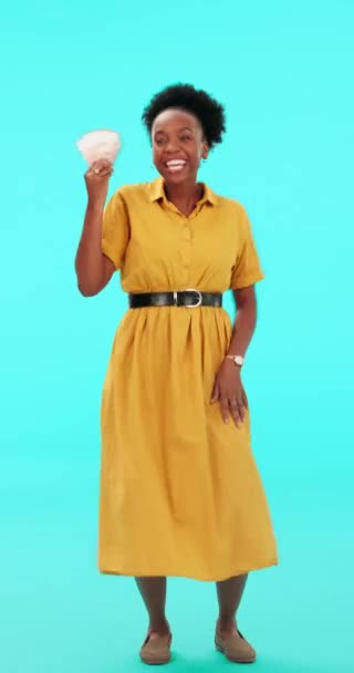 Студийный Танец Денежный Фанат Черная Женщина Празднуют Победу Приз Бонус — стоковое видео