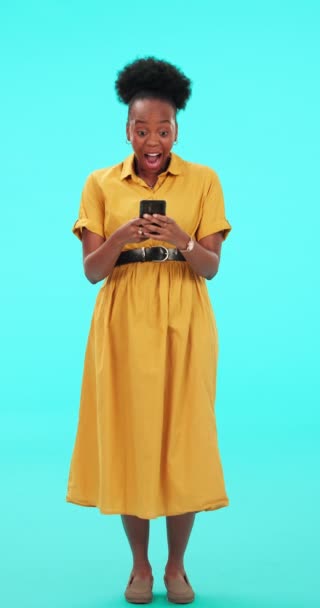 Surprise Téléphonique Pluie Argent Danse Femme Noire Célèbrent Des Nouvelles — Video