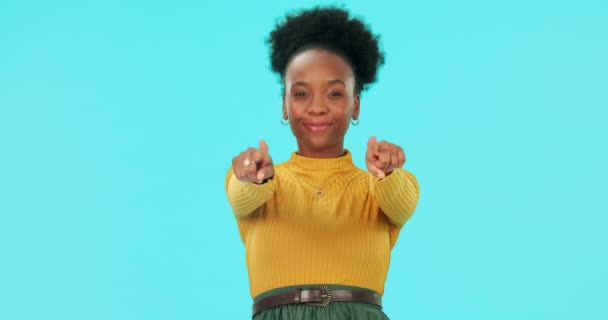 Cara Mulher Negra Feliz Apontando Para Você Estúdio Isolado Espaço — Vídeo de Stock