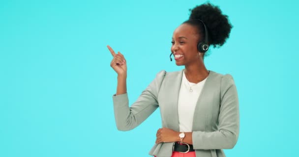 カスタマーサービス プレゼンテーション 黒人女性は ビジネステレマーケティング情報 テレコムまたはスタジオCrmを指します ヘルプデスクの肖像画とアフリカ人のジェスチャー 青い背景のステッププラン — ストック動画