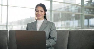 Dizüstü bilgisayar, kanepe ve Asyalı kadın ofis lobisinde e-posta, ağ raporu ya da online araştırma okuyor. Gülümse, teknoloji ve iş kadını koltukta, dinlenme odasında bilgisayar başında eleştiri ya da geribildirim
