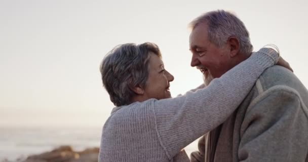 Dragoste Cuplu Fericit Sau Bătrân Plajă Dansând Grijă Zâmbet Sau — Videoclip de stoc