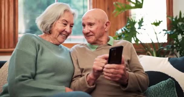 Старшая Пара Смартфон Разговор Дома Прокрутить Онлайн Чтение Уведомлений Приложение — стоковое видео