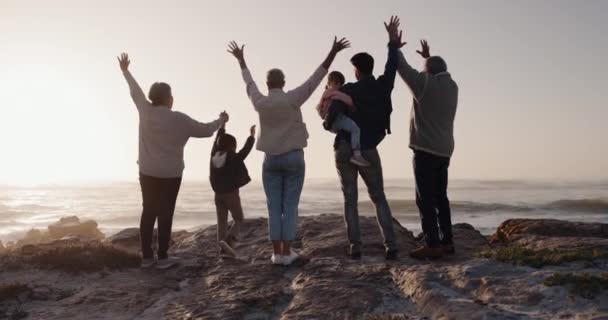 Duża Rodzina Plecy Lub Dzieci Plaży Zachód Słońca Aby Zrelaksować — Wideo stockowe