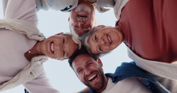 Sorria Amontoe Retrate Uma Família Feliz Com Céu Azul Natureza — Vídeo de Stock
