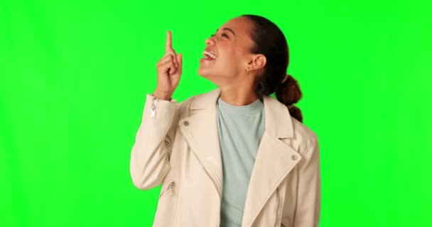 绿色屏幕 指出和快乐的女人兴奋地嘲笑广告空间 促销或新闻公告 基于工作室背景的品牌通知 色键和个人选择姿态 — 图库视频影像