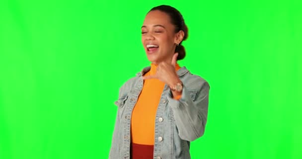 Hívj Fel Zöld Vászon Egy Boldog Fiatal Flörtöl Stúdió Hátterében — Stock videók