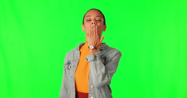 Grüne Leinwand Luftkuss Und Eine Junge Frau Auf Studiohintergrund Porträt — Stockvideo