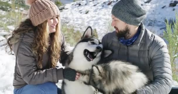 Ζευγάρι Φιλί Και Χιόνι Χειμώνα Σκυλιά Και Ζεστά Στο Βουνό — Αρχείο Βίντεο