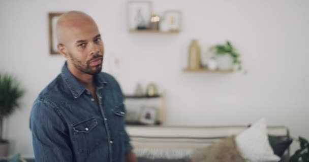 Homem Negro Não Sala Estar Casa Frustrado Irritado Com Gesto — Vídeo de Stock