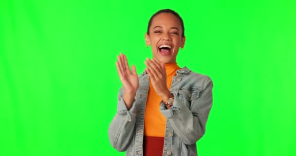 Excité Gagnant Femme Applaudissant Sur Écran Vert Pour Célébrer Succès — Video