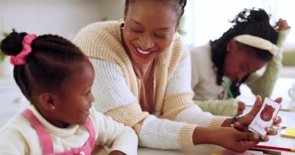 Sevgi Eğitim Yaratıcı Siyah Aile Mutfakta Ödev Öğrenme Yardım Için — Stok video