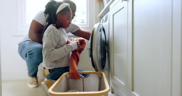 洗濯機 洗濯機 父親と娘と一緒に春の掃除や家事をする ブラックファミリー ハウスキーピングやチェアのルーチンのための洗面所で男と女の子供 — ストック動画