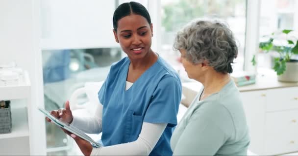 Verpleegster Spreekt Met Een Senior Patiënt Kliniek Tijdens Een Medisch — Stockvideo