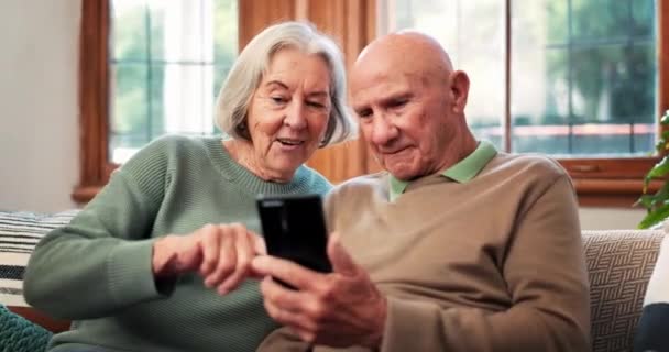 Lezen Telefoon Senior Koppel Ontspannen Thuis Met App Streamen Van — Stockvideo