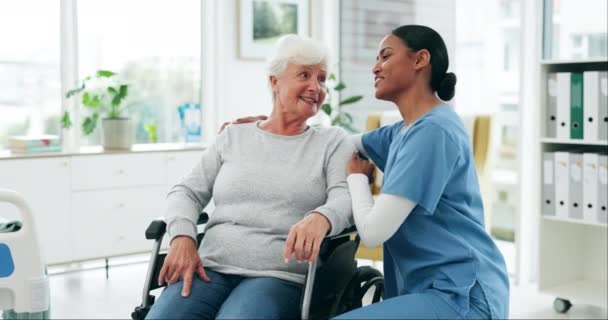 Gesundheitswesen Schwarze Krankenschwester Umarmt Eine Ältere Patientin Rollstuhl Und Unterstützt — Stockvideo