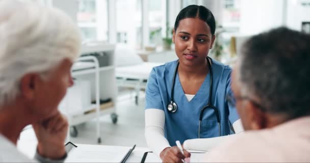 Mulher Enfermeira Conversando Com Casal Clínica Para Avaliação Hospitalar Resultados — Vídeo de Stock