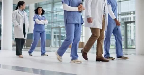 Grupo Médico Caminata Conversación Sanitaria Con Planificación Hospital Del Grupo — Vídeo de stock