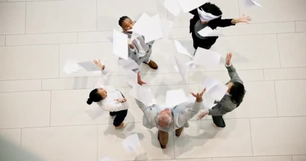 Yukarıdan Kutlama Adamlarının Proje Başarı Toplantısında Havaya Kağıt Atması Takım — Stok video