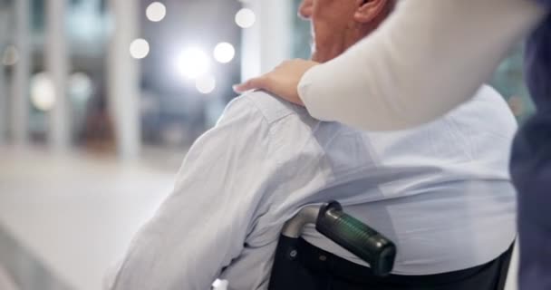 Руки Медсестры Поддержки Пожилого Человека Инвалидной Коляске Оказания Медицинских Услуг — стоковое видео