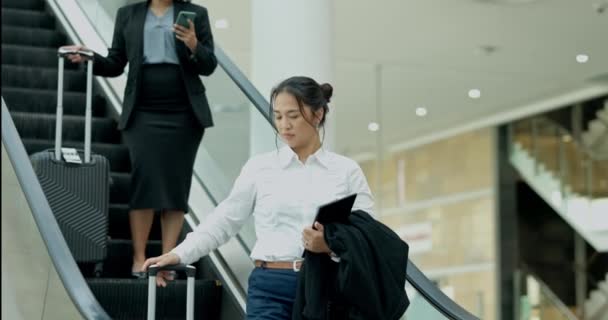 Geschäftsfrauen Rolltreppen Und Reisen Mit Gepäck Flughafen Für Kongresse Urlaub — Stockvideo