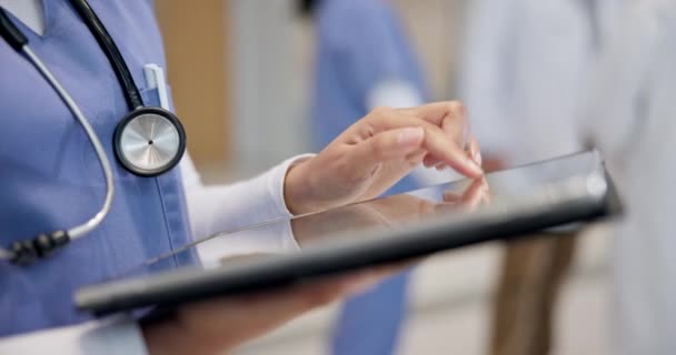 Νοσοκομείο Έρευνα Και Χέρια Του Γιατρού Στο Tablet Για Online — Αρχείο Βίντεο