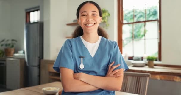 Mujer Feliz Médico Cuidador Profesional Con Los Brazos Cruzados Confianza — Vídeo de stock