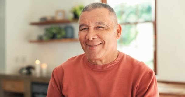 Gesicht Glücklicher Und Älterer Mann Haus Küche Und Wohnhaus Für — Stockvideo