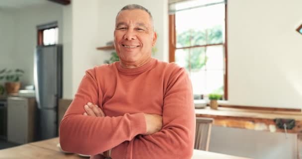 Ansigt Seniormand Arme Krydset Hjemmet Køkken Lejlighed Til Pensionering Portræt – Stock-video