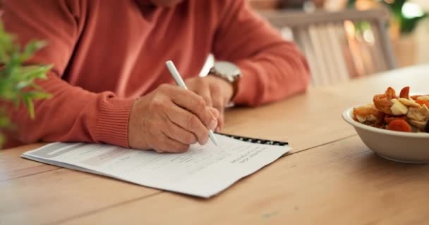 Senior Man Handen Schrijven Documenten Formulier Aanvraag Voor Pensioen Levensverzekering — Stockvideo