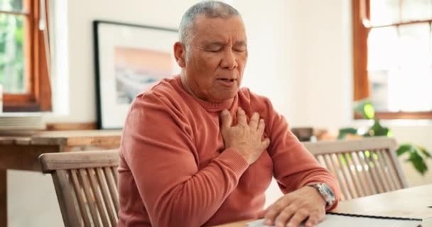 Серцевий Напад Стрес Старший Чоловік Своєму Будинку Кашляє Проблема Або — стокове відео