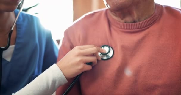 Mujer Enfermera Manos Revisando Latidos Cardíacos Cuidados Ancianos Sala Estar — Vídeos de Stock