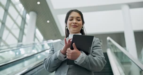 Rolltreppe Geschäftsfrau Und Beraterin Mit Tablet Der Lobby Für Internationale — Stockvideo