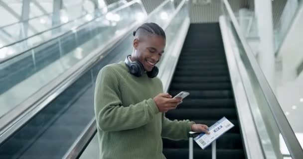 Gepäck Telefon Und Ein Glücklicher Mann Auf Der Rolltreppe Zum — Stockvideo