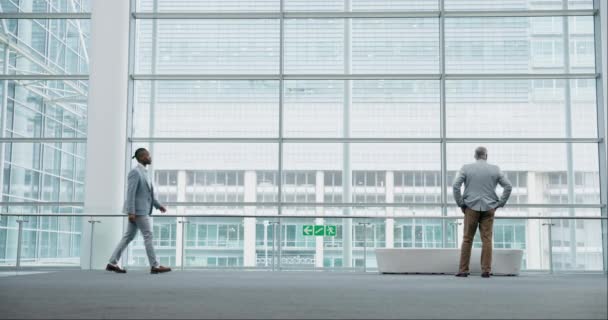 Forretningsfolk Håndtryk Mænd Lufthavn B2B Hej Eller Tak Gestus Mens – Stock-video