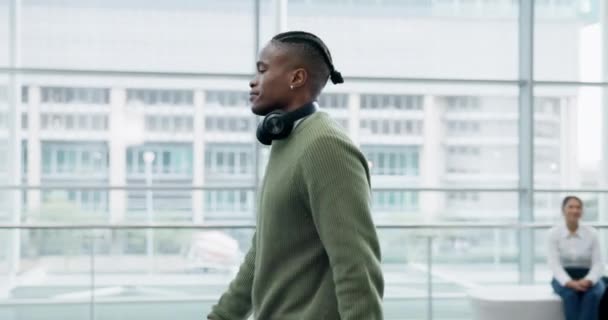 Schodów Ruchomych Telefonu Biznesu Czarny Człowiek Spacerujący Lotnisku Podróżować Słuchawkami — Wideo stockowe