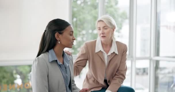 Grupa Terapii Kobiety Biznesu Dyskusji Empatii Wsparcie Życzliwość Biurze Ludzie — Wideo stockowe