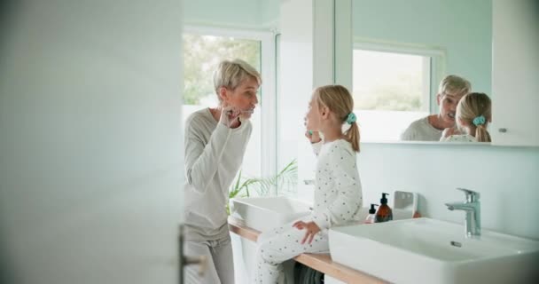Großmutter Kind Und Zähneputzen Badezimmer Für Zahnärztliches Wohlbefinden Häusliche Morgenroutine — Stockvideo
