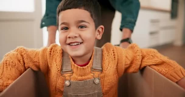 Rörlig Låda Roligt Och Barnansikte Familjens Hem Med Spel Pappkartonger — Stockvideo
