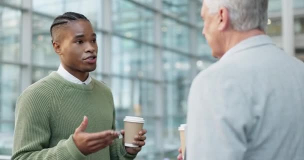 商务人员 办公室里的交谈和咖啡 与网络和工作计划 为顾问项目进行专业讨论和团队合作 促进沟通 男子步行和员工 — 图库视频影像