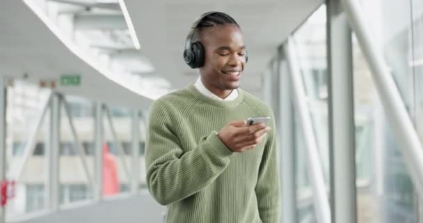 Muzyka Szczęśliwy Biznes Czarnym Mężczyzną Telefon Streamingu Social Media Radio — Wideo stockowe