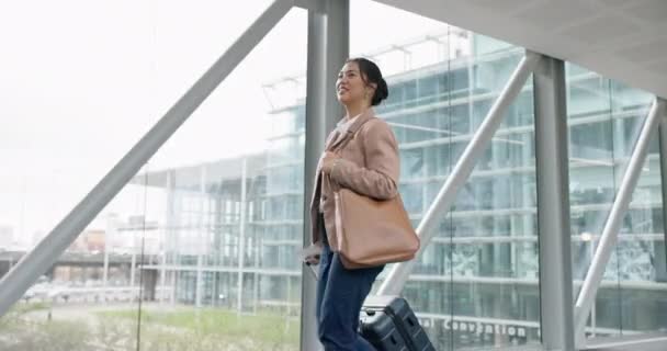 Geschäftsfrau Wandern Und Reisen Koffer Und Flughafen Mit Firmenkonferenz Mit — Stockvideo