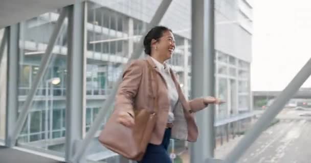 Lotnisko Bizneswoman Mąż Przytulający Żonę Powitać Powitaniem Przyjeździe Miłość Globalny — Wideo stockowe