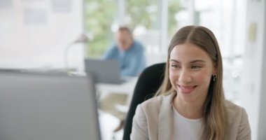 Bilgisayar, ofiste yaratıcı bir araştırma projesi üzerinde çalışan mutlu ve iş kadını. Mutluluk, gülümseme ve Kanadalı profesyonel bayan tasarımcı iş yerinde teknoloji bilgisayarı yapmayı planlıyor.