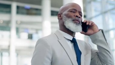 Telefon görüşmesi, CEO ve olgun siyahi adam konuşmak, sohbet etmek ya da tartışmak için ofis lobisinde. İş bağlantısıyla konuşurken ciddi, akıllı telefon ve profesyonel yönetici yürüyüşü, iletişim veya danışman.