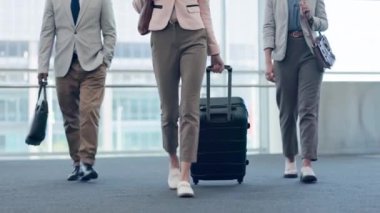 Havaalanı, yakın çekim ya da seyahat için bavulla yürüyen iş adamları, uçak uçuşu ve yolculuk için terminal kapısı. Yolculukta bacaklar, bavullar ya da ayakkabılar, uluslararası ulaşım ya da küresel tur.