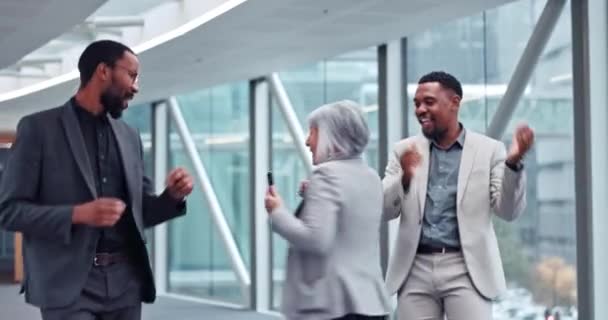 ビジネスの人々 グループのダンスは 金融機関の利益のために ハイ5の成功と祝賀のために一緒に幸せ フィンテックアプリ ゴール 株式市場のための電話で男性 Ceoの女性とチームワーク — ストック動画