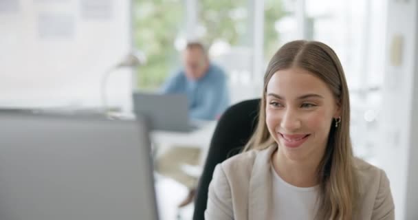 Компьютер Счастливая Деловая Женщина Работающая Офисе Над Творческим Исследовательским Проектом — стоковое видео
