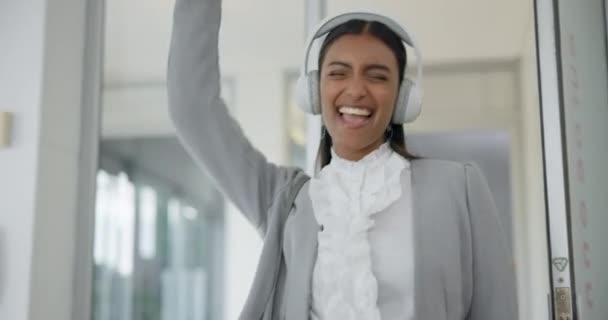 ビジネス ダンス ヘッドフォン ストリーミングミュージック オーディオを聴き 興奮する女性 ヘッドセット付きのプロモーション 従業員 エネルギー ターゲットを持つ達成とボーナス — ストック動画